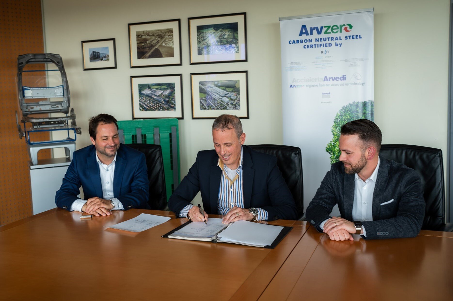 Christoph J. Brandenburg, Fernando Pedicillo et Fabio Graw signent l'accord entre Craemer et Arvedi
