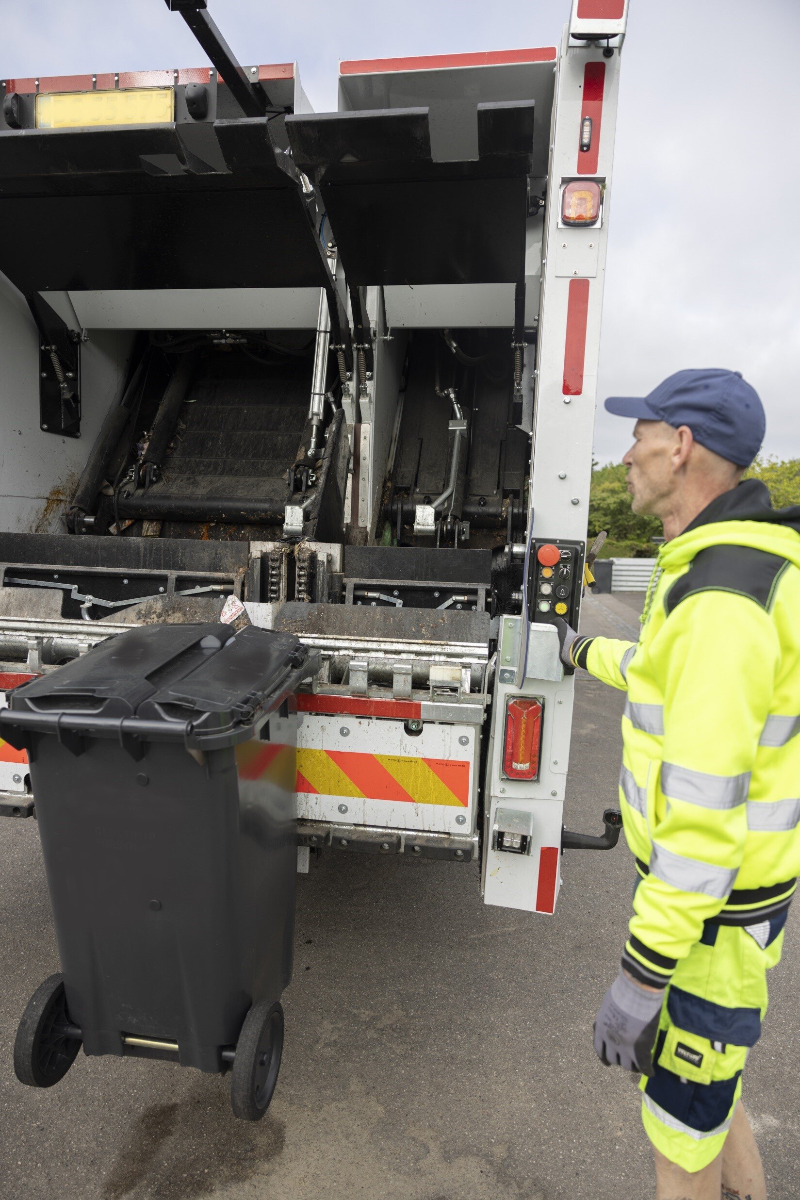 Scandinavia’s twin compartment bin system application